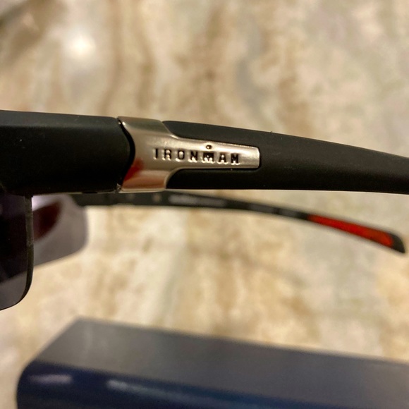Ironman sunglasses from Foster Grant with case and cleaning cloth - Picture 1 of 6
